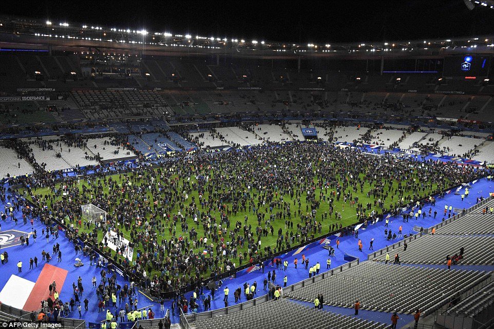 2E6CCEF000000578-3317836-France_and_Germany_supporters_gather_together_on_the_pitch_at_th-a-54_1447459226762
