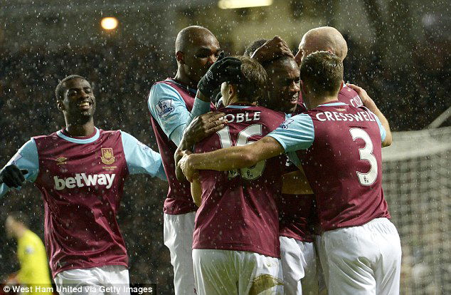 31C7991E00000578-3473786-The_West_Ham_squad_celebrate_having_moved_1_0_ahead_after_just_s-a-2_1456957069144