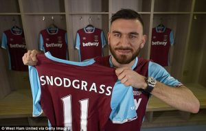 3C9331CD00000578-4165048-Robert_Snodgrass_poses_with_his_West_Ham_shirt_after_completing_-a-7_1485553919987 (1)