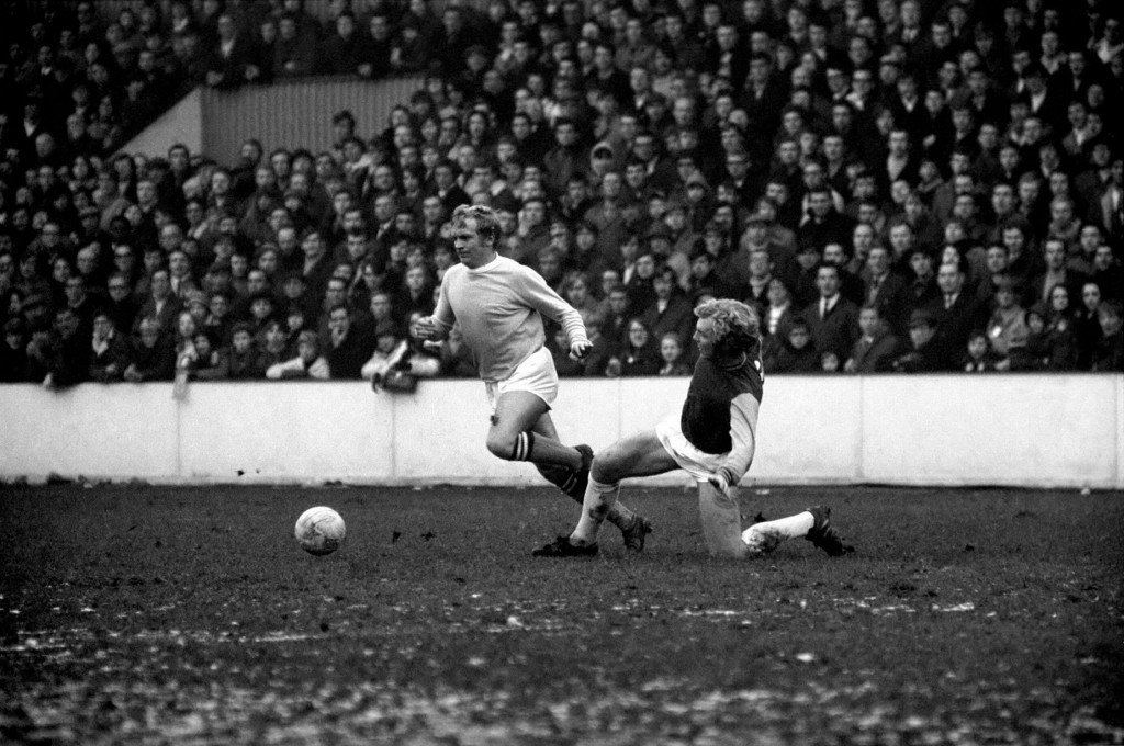 4-0-Franny-lee-escapes-a-Bobby-Moore-tackle