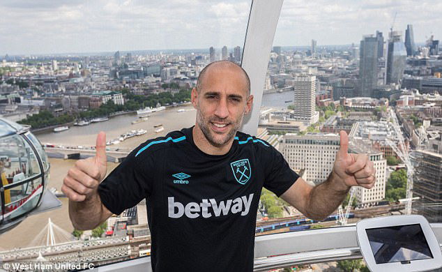 40D515D800000578-4550636-Pablo_Zabaleta_says_he_was_persuaded_to_join_West_Ham_by_fellow_-a-180_1496007389018 (1)