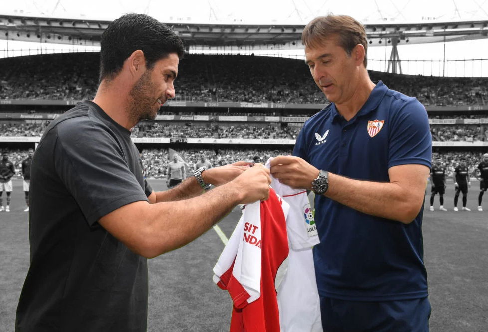 Arteta and Lopetegui exchange football shirts