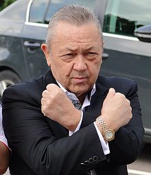 David_Sullivan_gives_Hammers_sign