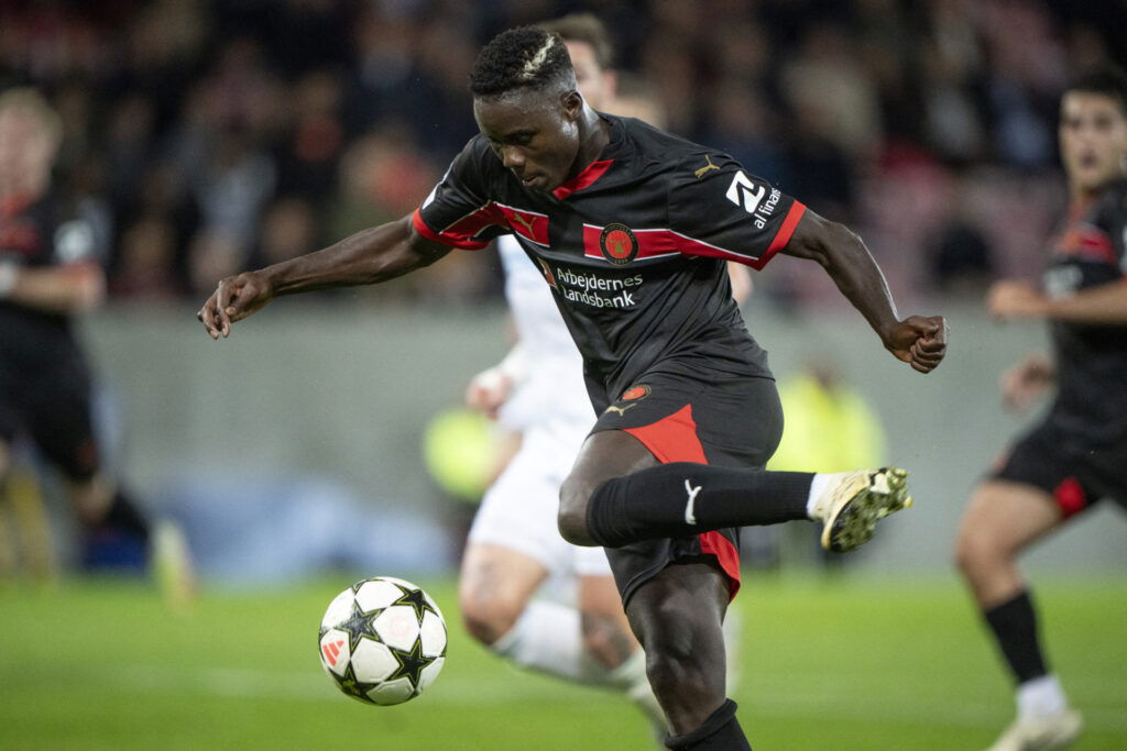 Franculino Gluda Djú shoots at goal