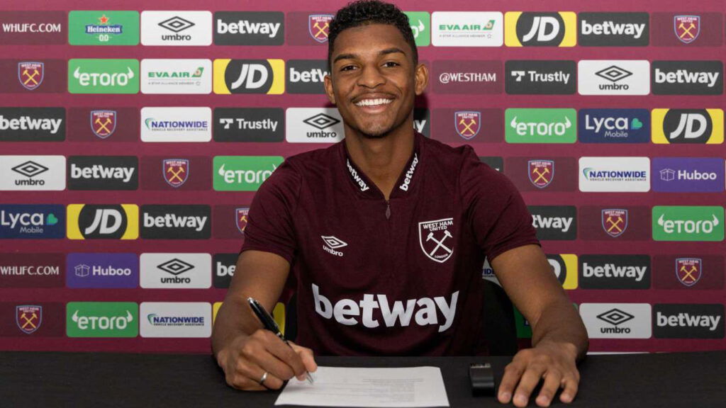 Luis Guilherme signs his West Ham contract