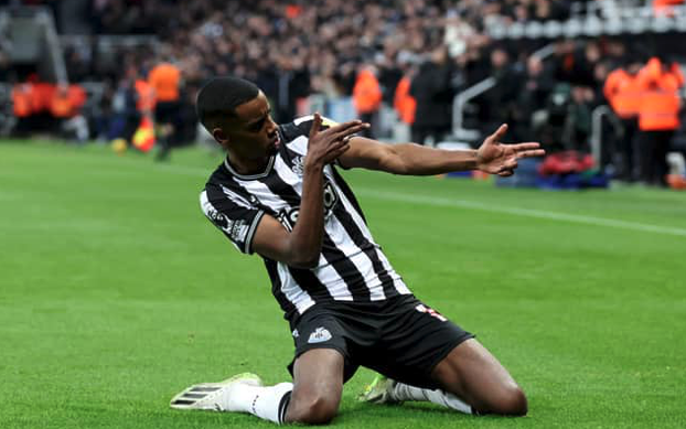 Image for West Ham v Newcastle | Howe makes brave fitness call ahead of Wembley final