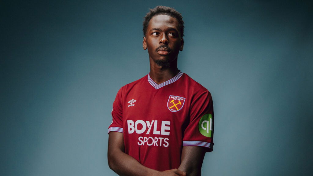 soungoutou magassa posses in West Ham kit