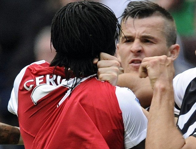 Arsenal's Gervinho (L) scuffles with Newcastle United's Joey Barton resulting in his sending off during their English Premier League soccer match in Newcastle, northern England August 13, 2011. REUTERS/Nigel Roddis (BRITAIN - Tags: SPORT SOCCER) EDITORIAL USE ONLY. No use with unauthorized audio, video, data, fixture lists, club/league logos or live services. Online in-match use limited to 45 images, no video emulation. No use in betting, games or single club/league/player publications