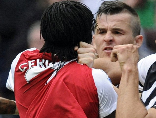 Arsenal's Gervinho (L) scuffles with Newcastle United's Joey Barton resulting in his sending off during their English Premier League soccer match in Newcastle, northern England August 13, 2011. REUTERS/Nigel Roddis (BRITAIN - Tags: SPORT SOCCER) EDITORIAL USE ONLY. No use with unauthorized audio, video, data, fixture lists, club/league logos or live services. Online in-match use limited to 45 images, no video emulation. No use in betting, games or single club/league/player publications