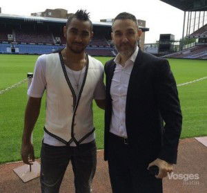 dimitri-payet-(a-gauche)-et-son-agent-le-vosgien-jacques-olivier-auguste-posent-avec-satisfaction-au-bord-de-la-pelouse-de-upton-park-le-stade-de-west-ham-situe-dans-l-est-londonien-1435657350