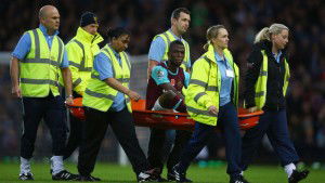 enner-valencia-west-ham-stretcher_3374053