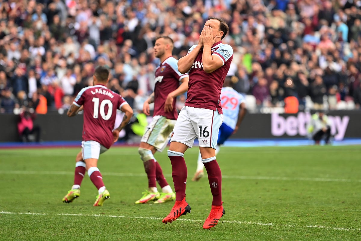 Collymore the latest to take aim at Moyes - Claretandhugh